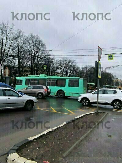 В Калининграде около КГТУ троллейбус перегородил дорогу (фото)   - Новости Калининграда | Фото: очевидец