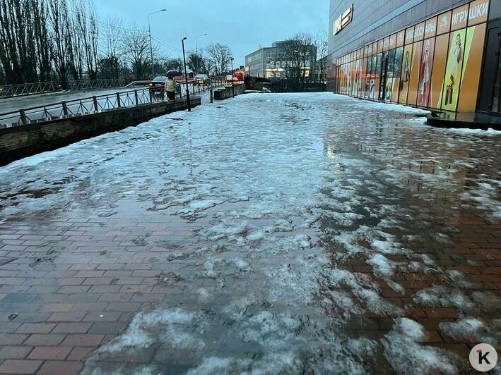 Снег сошёл, открылись ямы: калининградцы назвали улицы, где водителей и пешеходов ждут зимние ловушки (фото) - Новости Калининграда | Фото: «Клопс»