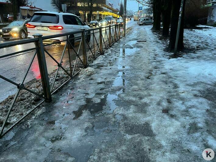 Снег сошёл, открылись ямы: калининградцы назвали улицы, где водителей и пешеходов ждут зимние ловушки (фото) - Новости Калининграда | Фото: «Клопс»