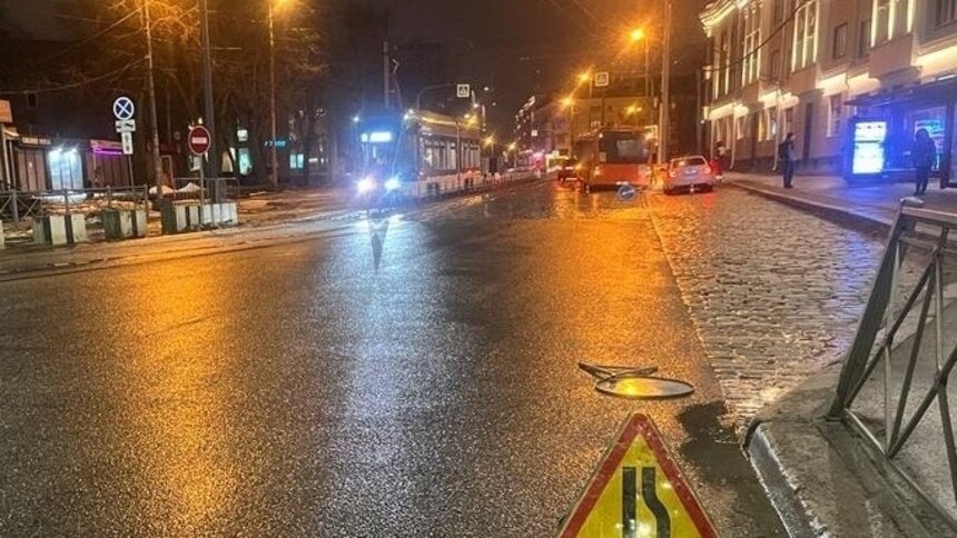 На площади Калинина 17-летняя девушка выскочила на дорогу перед тронувшимся автобусом и попала под колёса  - Новости Калининграда | Фото: пресс-служба регионального УМВД