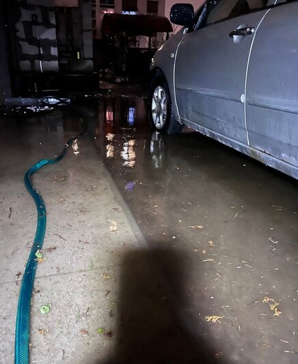 Вода заходит в салон автобусов: на Ломоносова после затопления дороги общественный транспорт пустили в объезд - Новости Калининграда | Фото читателя