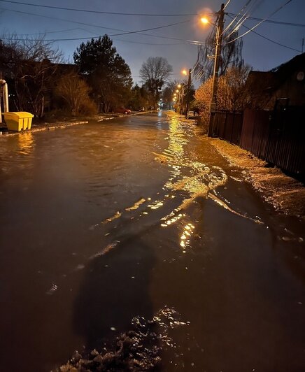 Вода заходит в салон автобусов: на Ломоносова после затопления дороги общественный транспорт пустили в объезд - Новости Калининграда | Фото читателя