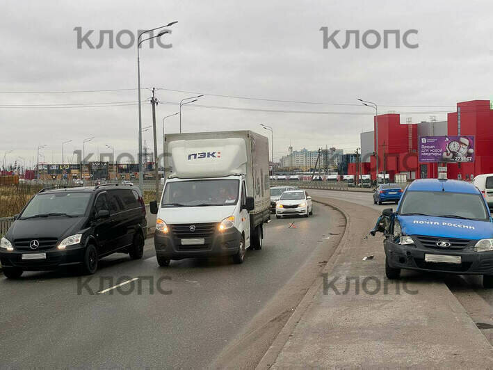 Битва перевозчиков: в Калининграде автомобили ПЭК и «Почты России» не поделили дорогу (фото) - Новости Калининграда | Фото: очевидцы