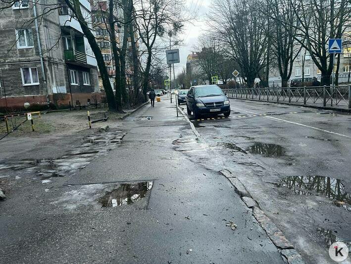 Снег с асфальтом сошли, а разметка осталась: в центре Калининграда водители попадают в ловушку (фото) - Новости Калининграда | Фото: «Клопс»