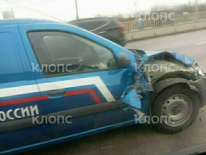 Битва перевозчиков: в Калининграде автомобили ПЭК и «Почты России» не поделили дорогу (фото) - Новости Калининграда | Фото: очевидцы