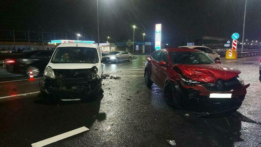 На Советском проспекте лихо выехавшая с заправки машина влетела в другое авто  - Новости Калининграда | Фото: пресс-служба регионального УМВД