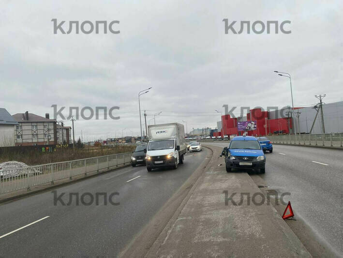 Битва перевозчиков: в Калининграде автомобили ПЭК и «Почты России» не поделили дорогу (фото) - Новости Калининграда | Фото: очевидцы