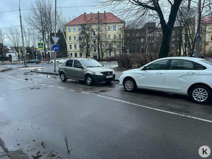 Снег с асфальтом сошли, а разметка осталась: в центре Калининграда водители попадают в ловушку (фото) - Новости Калининграда | Фото: «Клопс»