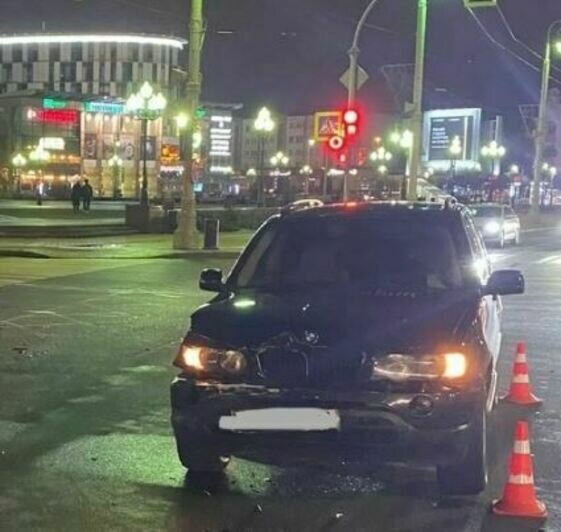 «В салоне были две девушки»: в Калининграде под окнами мэрии Chevrolet пытался проскочить на красный и зацепил BMW (фото) - Новости Калининграда | Фото: телеграм-канал ГИБДД 39