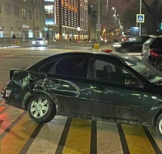 «В салоне были две девушки»: в Калининграде под окнами мэрии Chevrolet пытался проскочить на красный и зацепил BMW (фото) - Новости Калининграда | Фото: телеграм-канал ГИБДД 39
