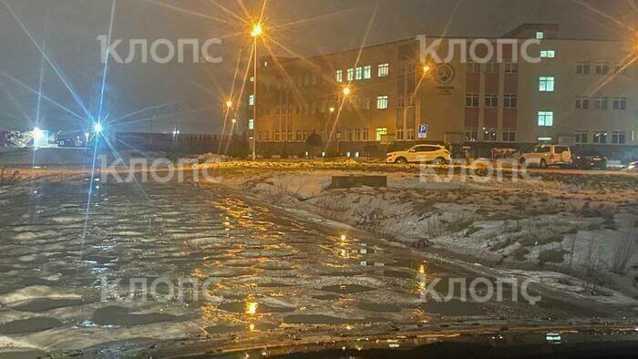 Власти Гурьевска обещают починить разбитую дорогу до гимназии весной 2024 года (фото, видео) - Новости Калининграда | Фото: очевидец