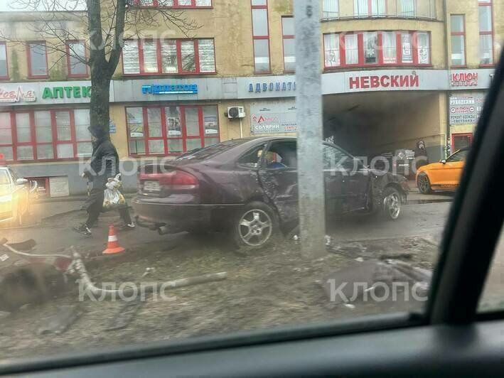 На Невского легковушка «пометила столбы» и вылетела на тротуар (фото) - Новости Калининграда | Фото очевидцев