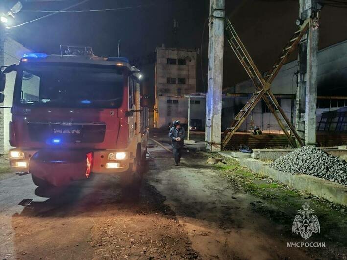 Паллеты, бумага и краска: в МЧС установили причину пожара на территории «Балтрыбстроя» на Камской (фото)  - Новости Калининграда | Фото: МЧС