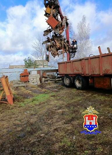 Под Багратионовском двое парней распилили стоявший на территории бывшего скотомогильника бульдозер и сдали на металл - Новости Калининграда | Фото: пресс-служба регионального УМВД