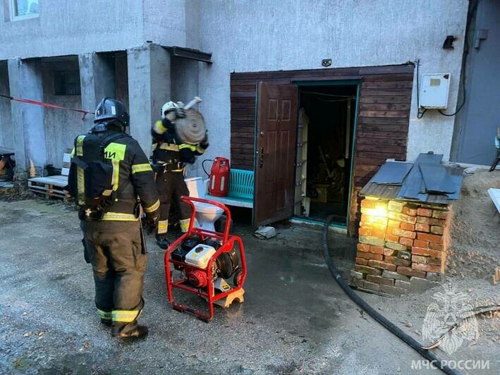 На Запорожской случился пожар в частном эллинге (фото)   - Новости Калининграда | Фото: пресс-служба МЧС региона