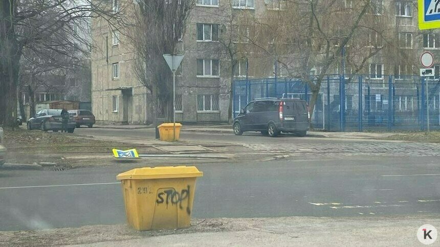 На Аллее Смелых из-за упавшего знака водители перестали пропускать пешеходов (фото) - Новости Калининграда | Фото предоставлено читателем издания