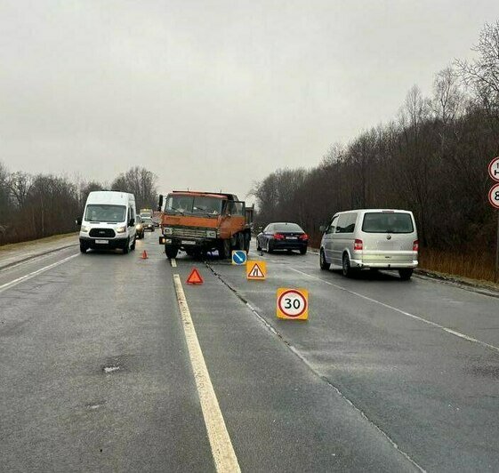 Пострадали 2 человека: подробности аварии с «КАМАЗом» в Калининграде, где легковушка вылетела в кювет - Новости Калининграда | Фото: ГИБДД региона