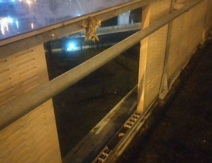«Предупреждаю мам с детьми»: на Втором эстакадном мосту образовалась дыра в отбойнике (фото, видео)  - Новости Калининграда | Фото: «Клопс»