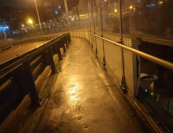 «Предупреждаю мам с детьми»: на Втором эстакадном мосту образовалась дыра в отбойнике (фото, видео)  - Новости Калининграда | Фото: «Клопс»