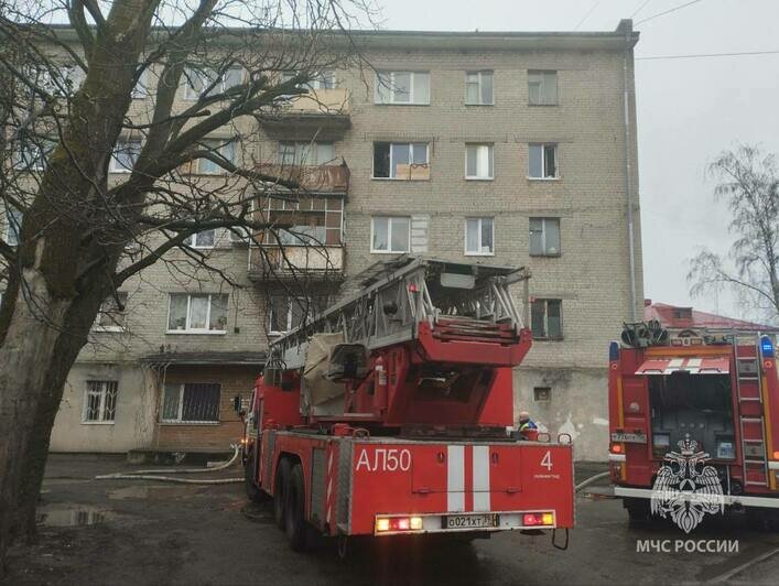 Спасли 6 жильцов, ещё 12 эвакуировали: в многоэтажке на Коммунистической случился пожар (фото)    - Новости Калининграда | Фото: пресс-служба МЧС региона