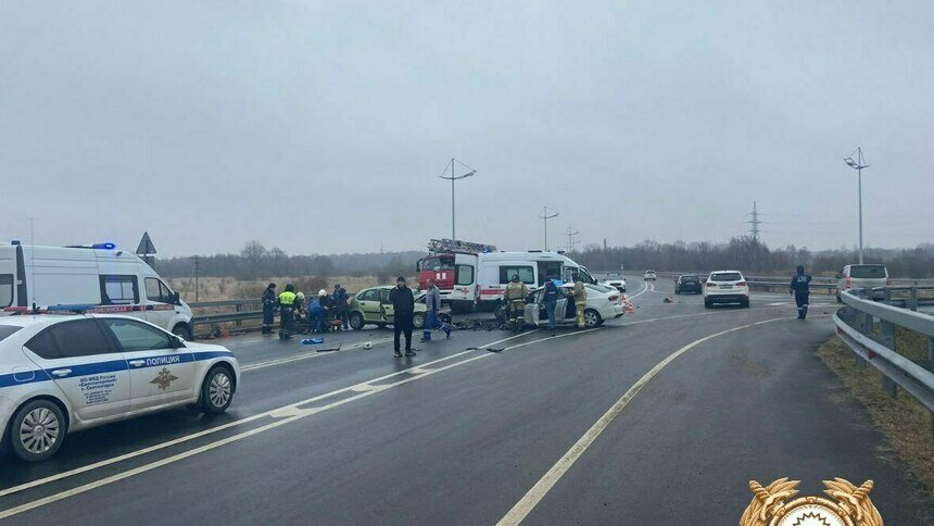 Один человек погиб, трое получили ранения: при съезде с Приморского кольца произошла авария (видео) - Новости Калининграда | Фото: УМВД по Калининградской области