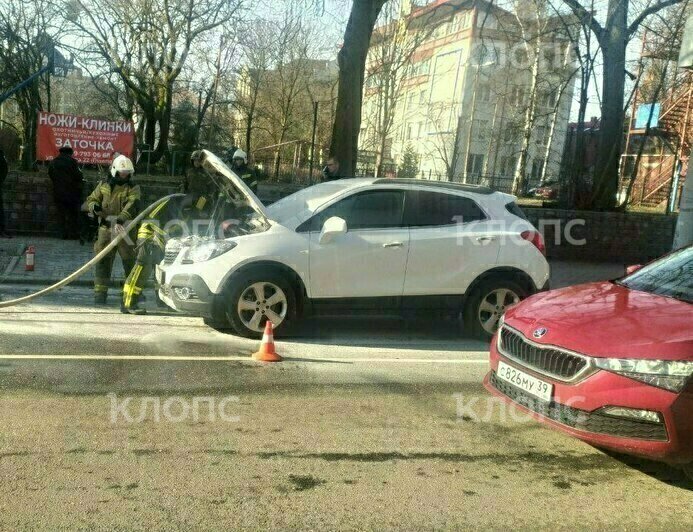 На Комсомольской посреди дороги загорелась машина, на месте работают пожарные (фото, видео) - Новости Калининграда | Фото: очевидец