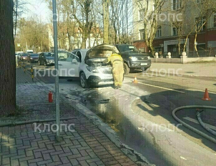 На Комсомольской посреди дороги загорелась машина, на месте работают пожарные (фото, видео) - Новости Калининграда | Фото: очевидец