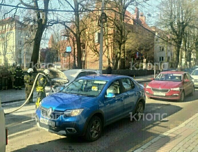 На Комсомольской посреди дороги загорелась машина, на месте работают пожарные (фото, видео) - Новости Калининграда | Фото: очевидец