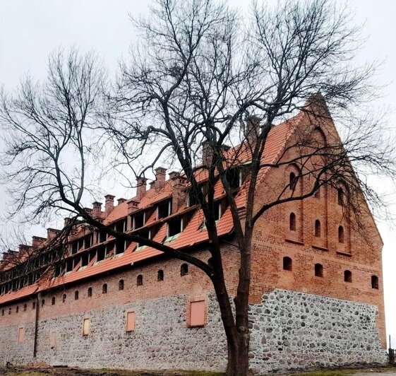 В Багратионовске заканчивают ремонт крыши неоднократно горевшего замка Прейсиш-Эйлау - Новости Калининграда | Фото:  сообщество «Замок Прейсиш-Эйлау» во «ВКонтакте»