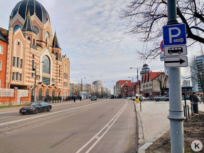 На Октябрьской закрыли придорожную парковку (фото) - Новости Калининграда | Фото Михаила Лаврускайтиса