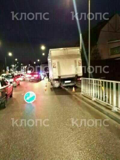 Перекрыли всю дорогу: на Гагарина грузовик снёс ограждения и вылетел на тротуар (фото) - Новости Калининграда | Фото очевидцев