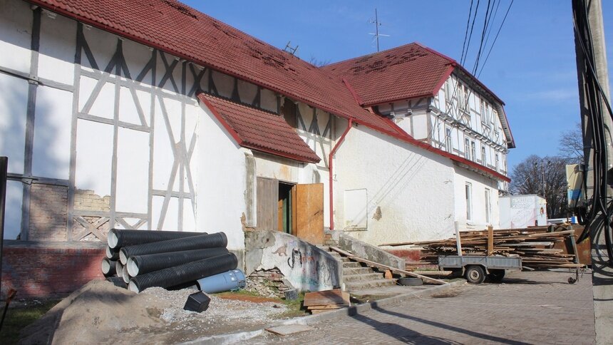 В Янтарном из-за ремонта старинного здания ДК, где раньше находился кинотеатр, ограничили проход к морю - Новости Калининграда | Фото: страница главы администрации городского округа Артура Крупина «ВКонтакте»