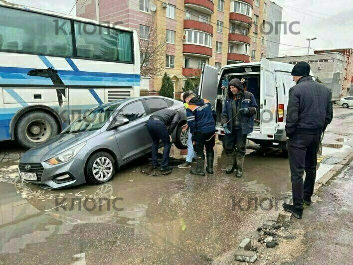 «Воду откачали, а там яма в две полосы»: калининградец рассказал о последствиях аварии на Савенко - Новости Калининграда