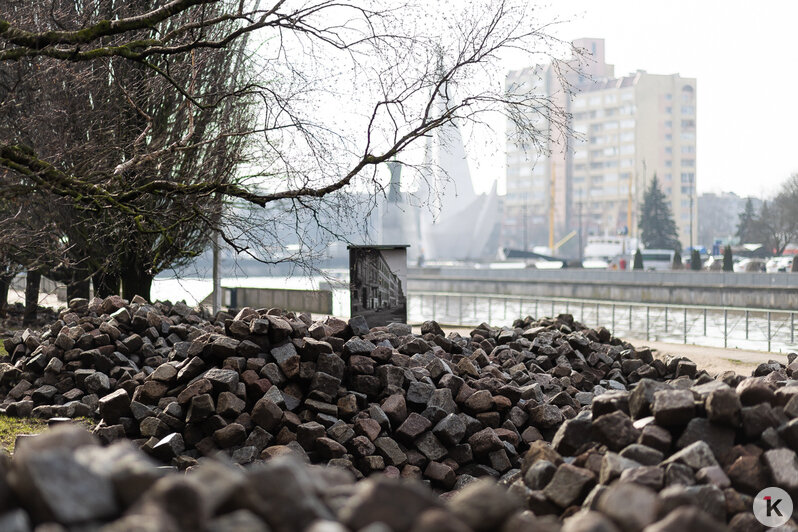 Как будто со всего города свезли: на остров Канта вывалили горы брусчатки (фото) - Новости Калининграда | Фото: Александр Подгорчук / «Клопс»