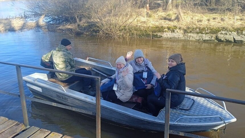 Под Полесском агитаторам пришлось искать лодку, чтобы добраться до жителей труднодоступного посёлка  - Новости Калининграда | Фото: Избирательная комиссия Калининградской области