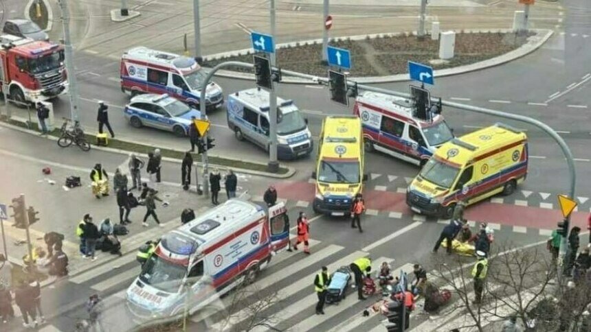 В Польше автомобилист протаранил толпу людей и попытался скрыться с места ДТП (фото)    - Новости Калининграда | Фото: соцсети