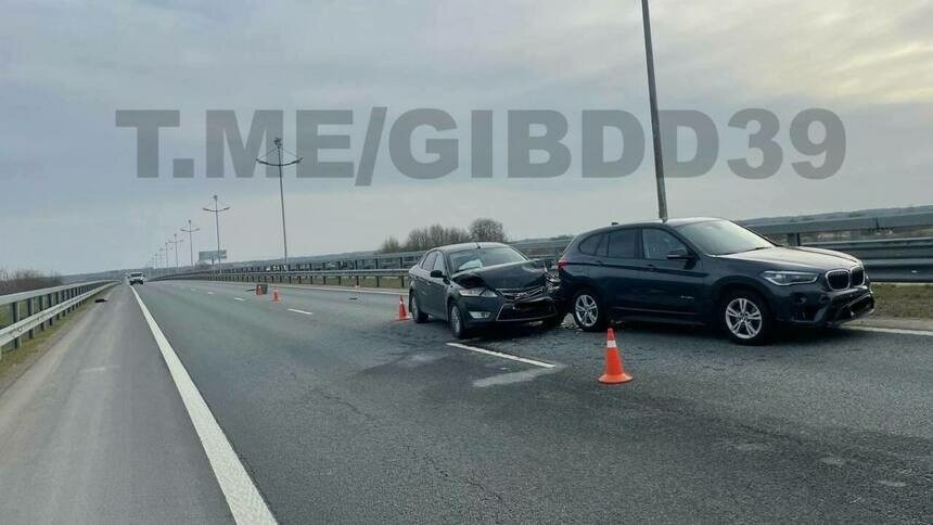 На Приморском кольце легковушка врезалась в стоявший автомобиль, пострадали 4-месячный и 8-летний пассажиры - Новости Калининграда | Фото: пресс-служба региональной ГИБДД