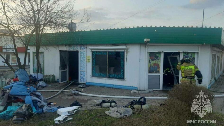 В Балтийске загорелся торговый павильон возле «Поля чудес» (фото, видео)  - Новости Калининграда | Фото: пресс-служба областного МЧС