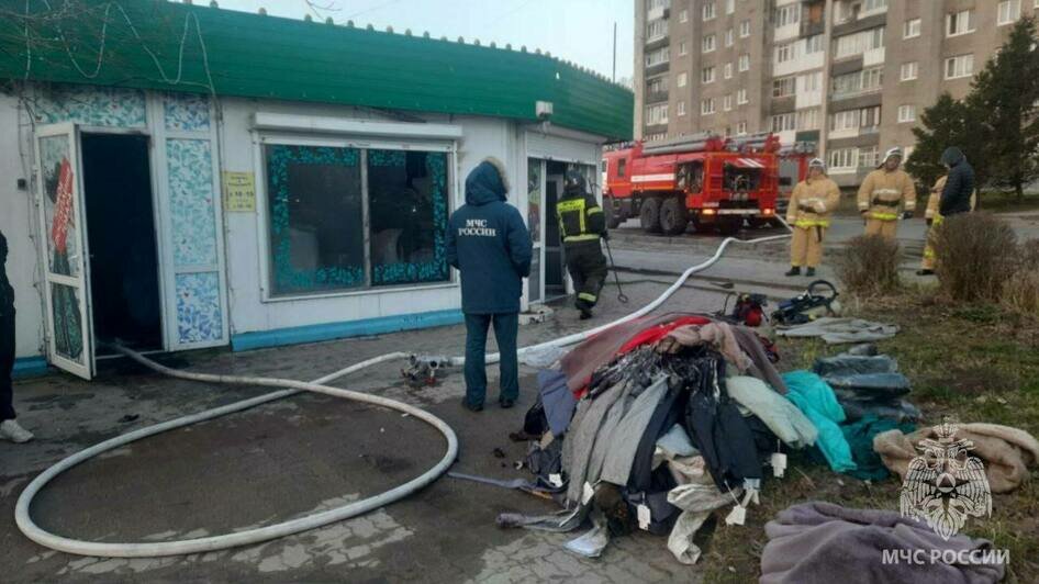 В Балтийске загорелся торговый павильон возле «Поля чудес» (фото, видео)  - Новости Калининграда | Фото: пресс-служба областного МЧС