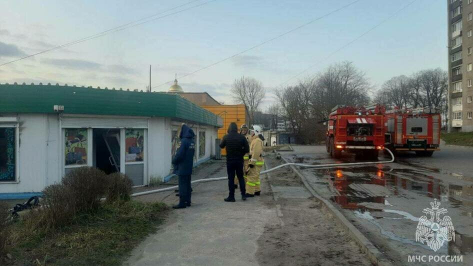 В Балтийске загорелся торговый павильон возле «Поля чудес» (фото, видео)  - Новости Калининграда | Фото: пресс-служба областного МЧС