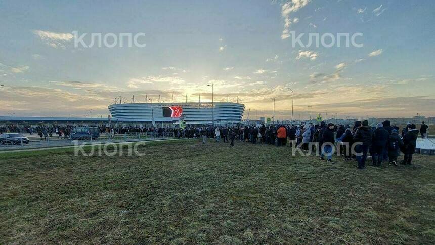 Народ толпился даже на дороге: к матчу «Балтики» с «Сочи» у стадиона возникли огромные очереди (фото) - Новости Калининграда | Фото читателя