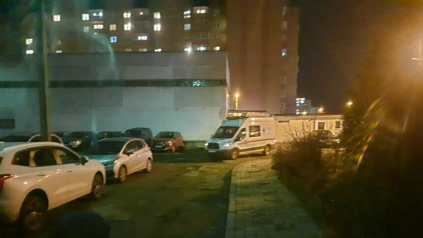 В Калининграде двухлетний мальчик едва не выпал с третьего этажа, в квартире были ещё двое маленьких детей - Новости Калининграда | Фото очевидцев