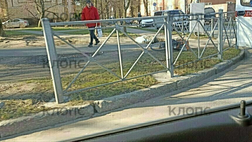 «Ехал на велике, упал и умер»: возле психбольницы на Невского скончался мужчина  - Новости Калининграда | Фото: очевидец