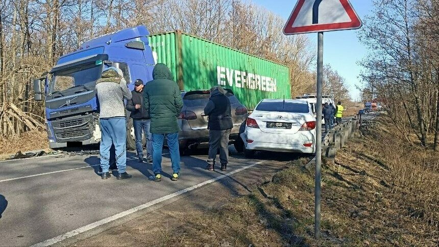 На балтийском шоссе фура столкнулась с двумя легковушками, авария заблокировала движение по трассе (фото) - Новости Калининграда | Фото: очевидцы