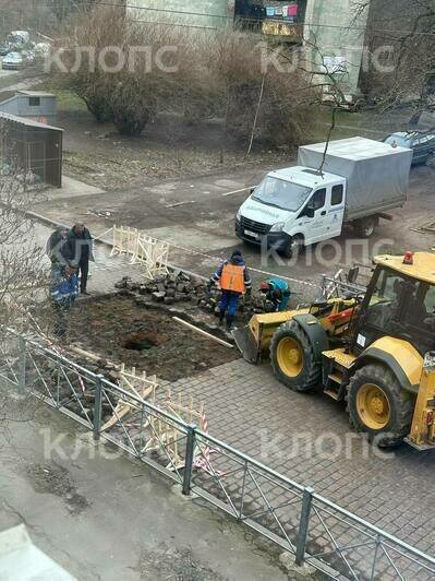 Разрыли огромный кратер: на Радищева коммунальщики обследуют канализацию - Новости Калининграда | Фото предоставила читательница Юлия