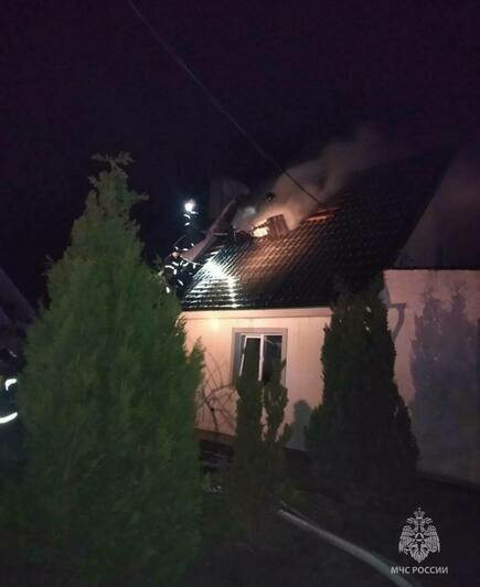 Под Правдинском загорелся частный дом, 4 взрослых и 2 детей успели выбежать из огня (фото) - Новости Калининграда | Фото: МЧС региона