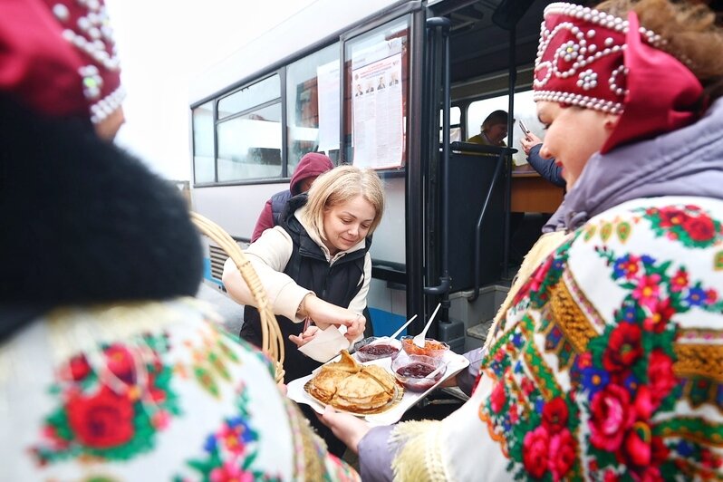 Угощали блинами: фоторепортаж с пограничного избирательного участка в Мамоново    - Новости Калининграда | Фото: Александр Подгорчук / «Клопс»