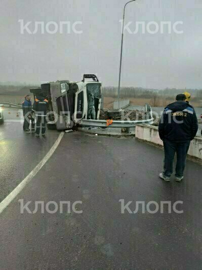 На Восточной эстакаде в Калининграде перевернулся песковоз (фото) - Новости Калининграда | Фото очевидцев