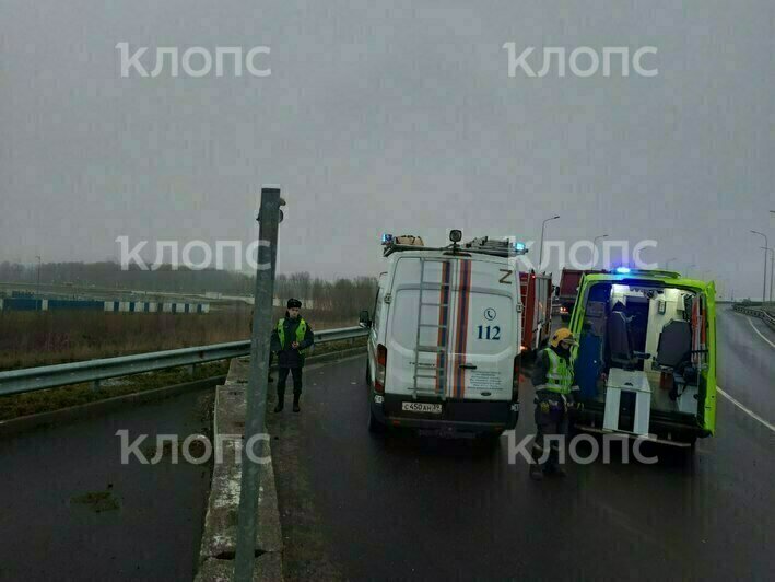 На Восточной эстакаде в Калининграде перевернулся песковоз (фото) - Новости Калининграда | Фото очевидцев