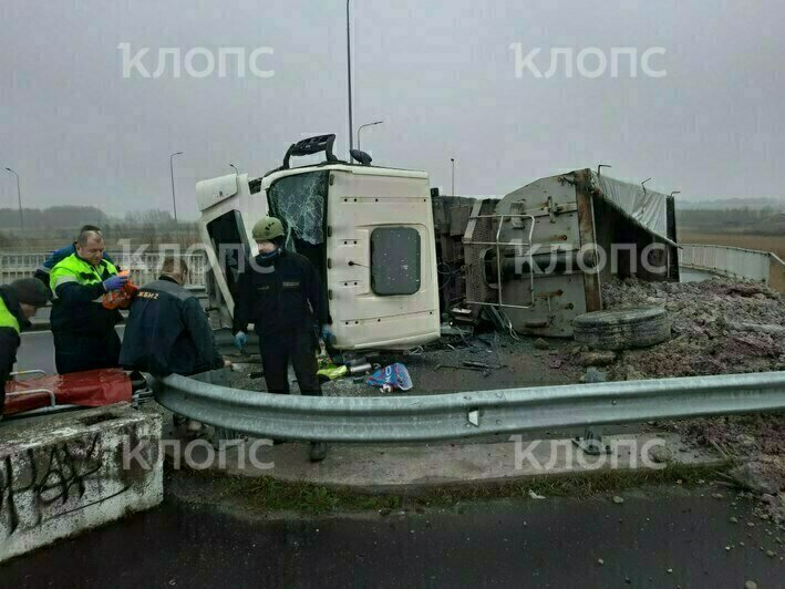 На Восточной эстакаде в Калининграде перевернулся песковоз (фото) - Новости Калининграда | Фото очевидцев